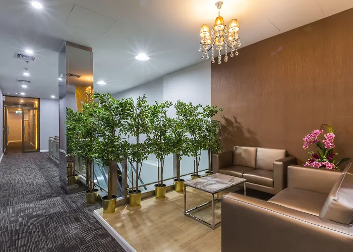 Hotel Leela Orchid 3*